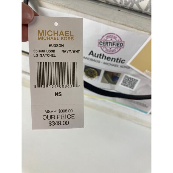 MICHAEL KORS, LARGE SIGNATURE PRINT LEATHER CROSSBODY BAG - Picture 2 of 14